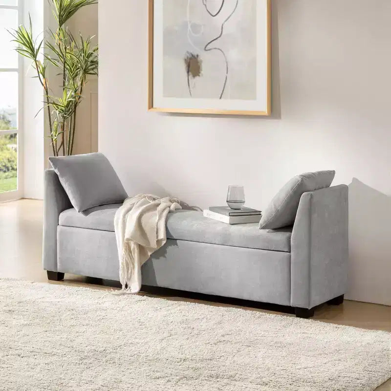 Banco de almacenaje tapizado Amelia de 60" con patas de madera de caucho y 2 cojines decorativos