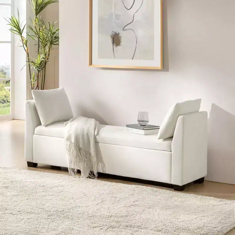 Banco de almacenaje tapizado Amelia de 60" con patas de madera de caucho y 2 cojines decorativos