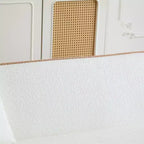Sofá curvado de 3 plazas de bouclé Lindsay de 82" con 2 almohadas decorativas