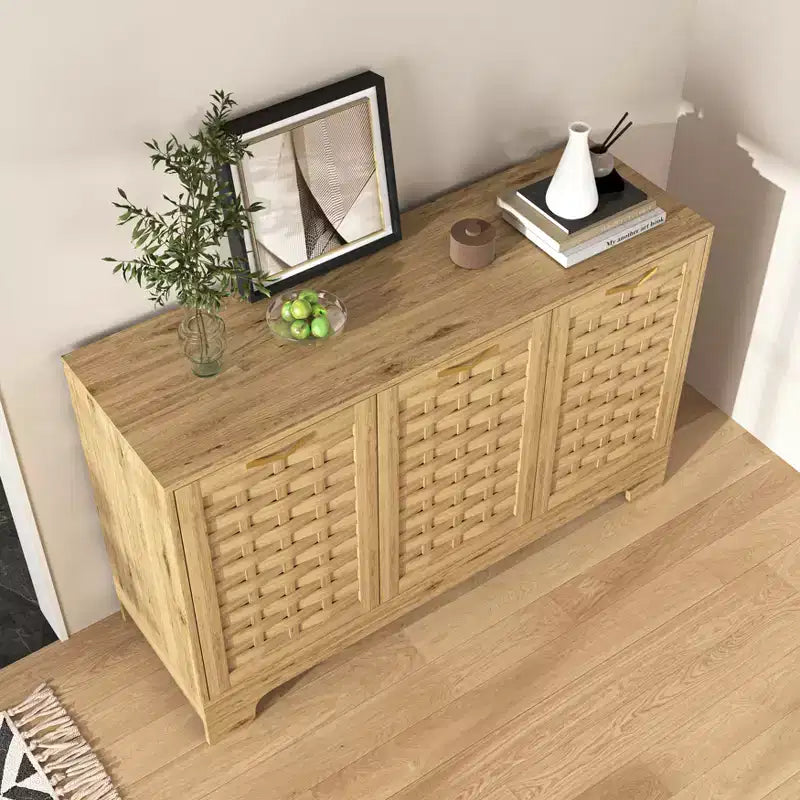 Aparador de madera Francis Farmhouse de 47" con 3 puertas, estante ajustable y tiradores dorados