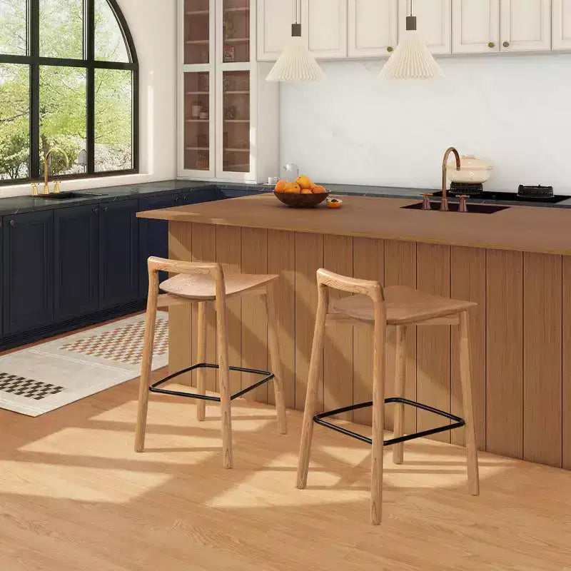 Taburete de mostrador bajo Sven de 26.5" de madera de fresno maciza con reposapiés de hierro negro