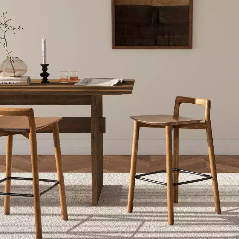 Taburete de mostrador bajo Sven de 26.5" de madera de fresno maciza con reposapiés de hierro negro