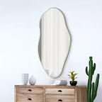 Espejo decorativo de pared con marco asimétrico irregular Everly, estilo art déco