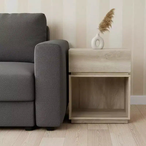 Mesa auxiliar rectangular de madera marrón de 24" con cajón, estante y puertos de carga USB