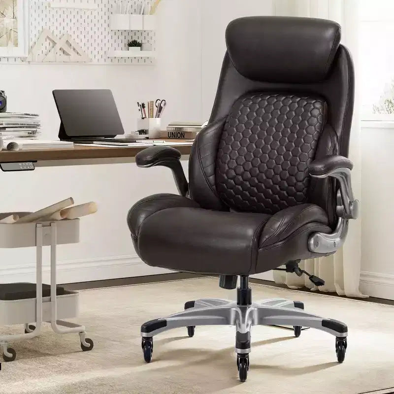 Silla de oficina ergonómica de cuero con respaldo alto, soporte lumbar de resorte y brazos abatibles