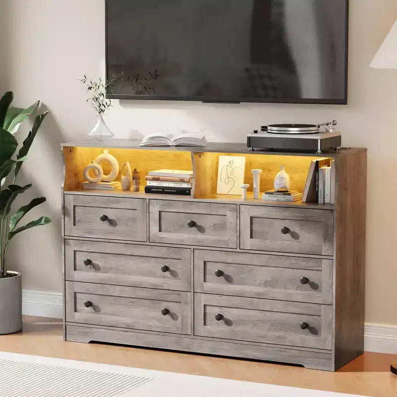 Cómoda de 7 cajones con luces LED y estación de carga, organizador de almacenamiento de madera gris