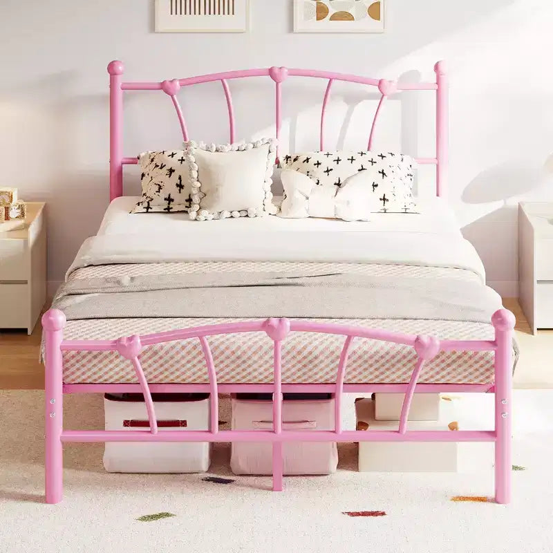 Encantadora estructura de cama de metal con cabecero en forma de corazón, plataforma robusta, almacenamiento bajo la cama, no necesita somier, perfecta para dormitorios de niños y niñas
