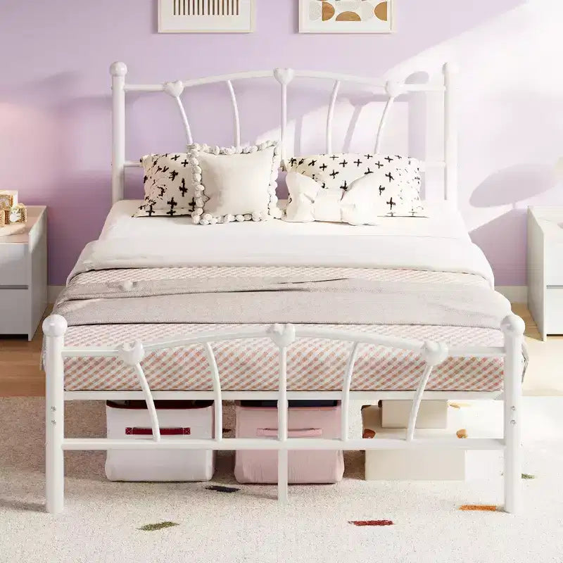 Encantadora estructura de cama de metal con cabecero en forma de corazón, plataforma robusta, almacenamiento bajo la cama, no necesita somier, perfecta para dormitorios de niños y niñas