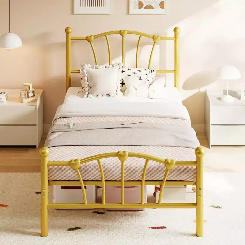 Encantadora estructura de cama de metal con cabecero en forma de corazón, plataforma robusta, almacenamiento bajo la cama, no necesita somier, perfecta para dormitorios de niños y niñas