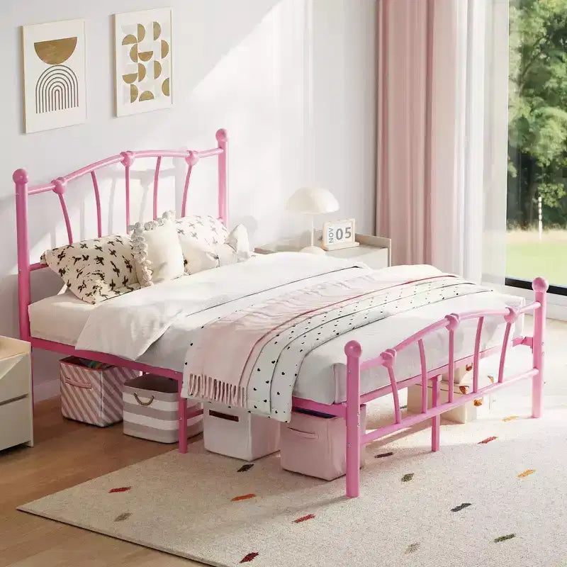 Encantadora estructura de cama de metal con cabecero en forma de corazón, plataforma robusta, almacenamiento bajo la cama, no necesita somier, perfecta para dormitorios de niños y niñas