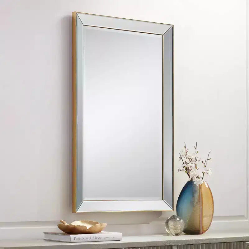 Espejo de pared rectangular Verne con borde dorado mate de 24" x 38" y cristal biselado