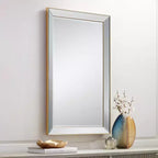 Espejo de pared rectangular Verne con borde dorado mate de 24" x 38" y cristal biselado