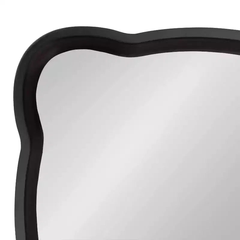 Espejo de pared con marco de madera festoneado Hatherleigh de 23.5" x 38"
