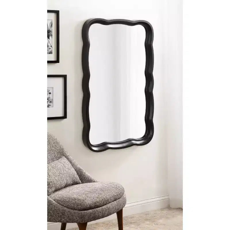 Espejo de pared con marco de madera festoneado Hatherleigh de 23.5" x 38"