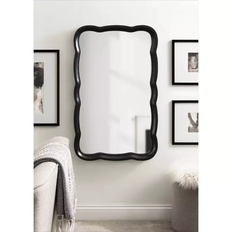 Espejo de pared con marco de madera festoneado Hatherleigh de 23.5" x 38"