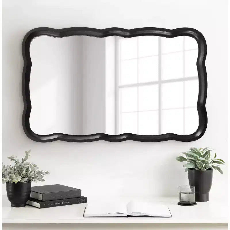Espejo de pared con marco de madera festoneado Hatherleigh de 23.5" x 38"