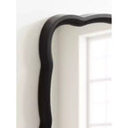 Espejo de pared con marco de madera festoneado Hatherleigh de 23.5" x 38"