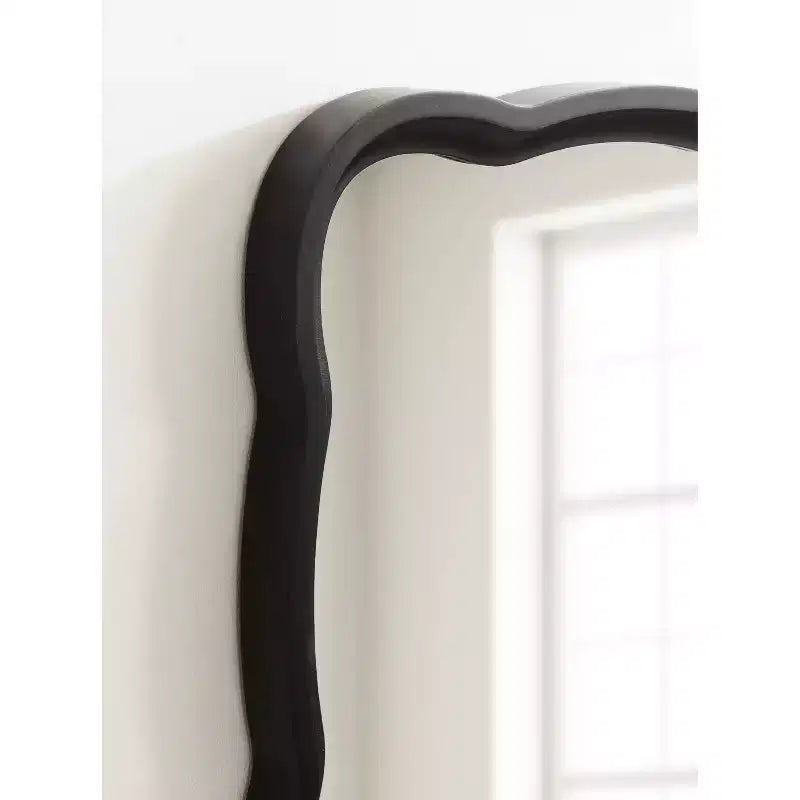Espejo de pared con marco de madera festoneado Hatherleigh de 23.5" x 38"