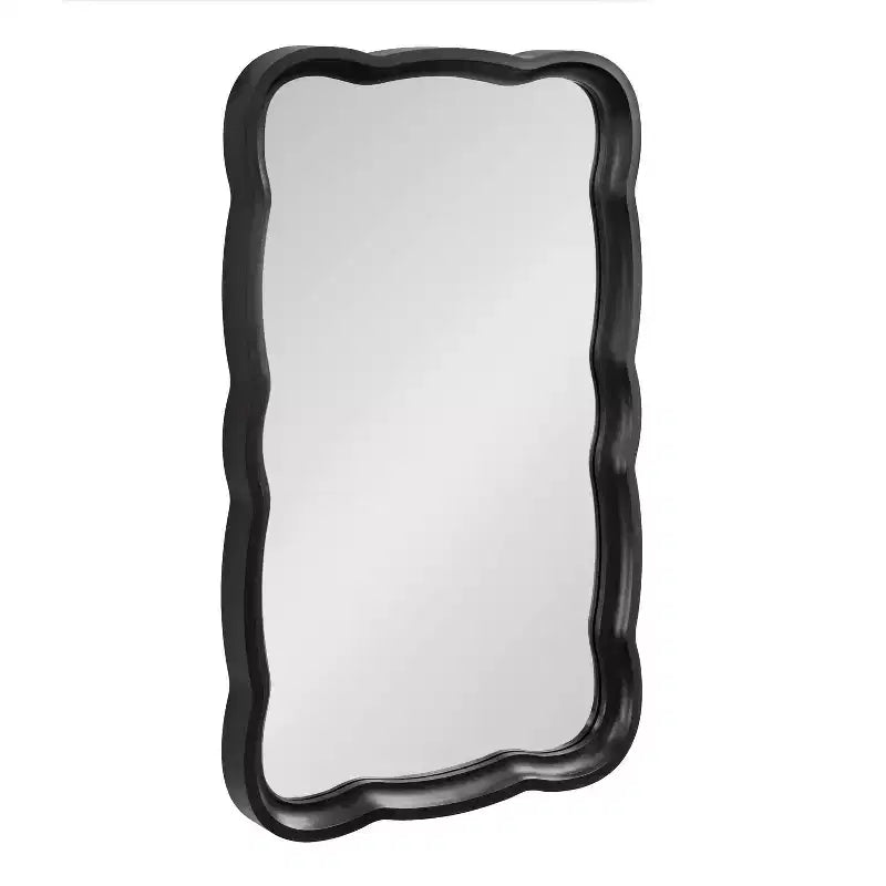 Espejo de pared con marco de madera festoneado Hatherleigh de 23.5" x 38"