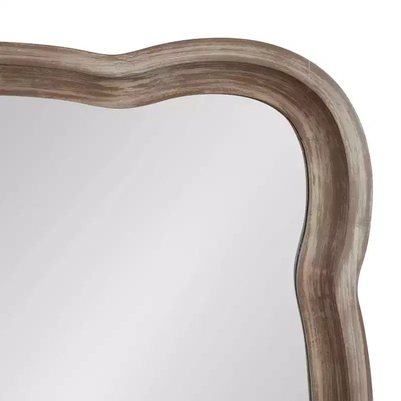 Espejo de pared con marco de madera festoneado Hatherleigh de 23.5" x 38"
