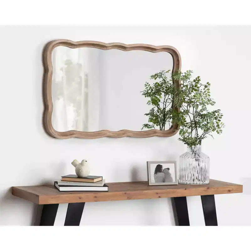 Espejo de pared con marco de madera festoneado Hatherleigh de 23.5" x 38"