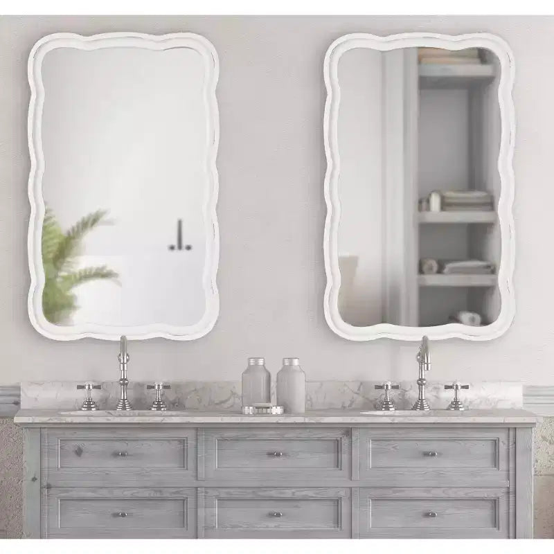 Espejo de pared con marco de madera festoneado Hatherleigh de 23.5" x 38"