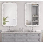 Espejo de pared con marco de madera festoneado Hatherleigh de 23.5" x 38"