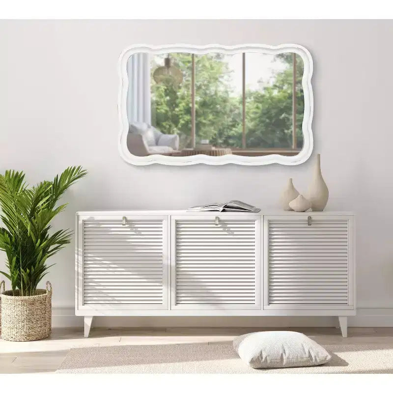 Espejo de pared con marco de madera festoneado Hatherleigh de 23.5" x 38"