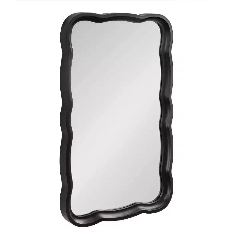 Espejo de pared con marco de madera festoneado Hatherleigh de 23.5" x 38"