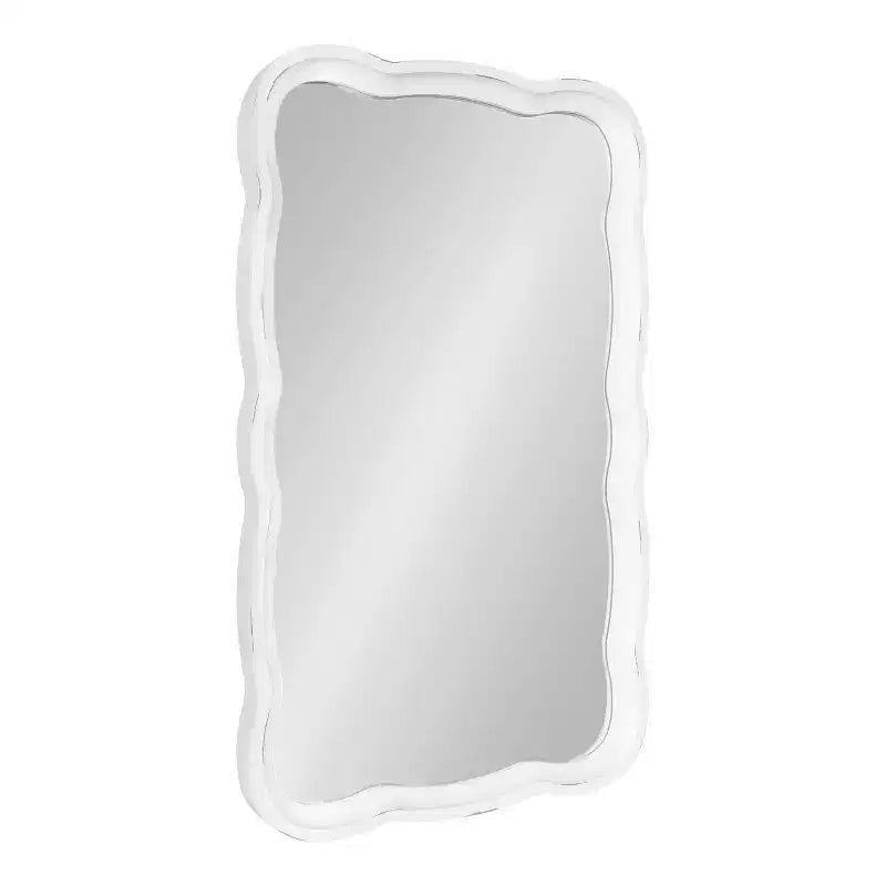 Espejo de pared con marco de madera festoneado Hatherleigh de 23.5" x 38"
